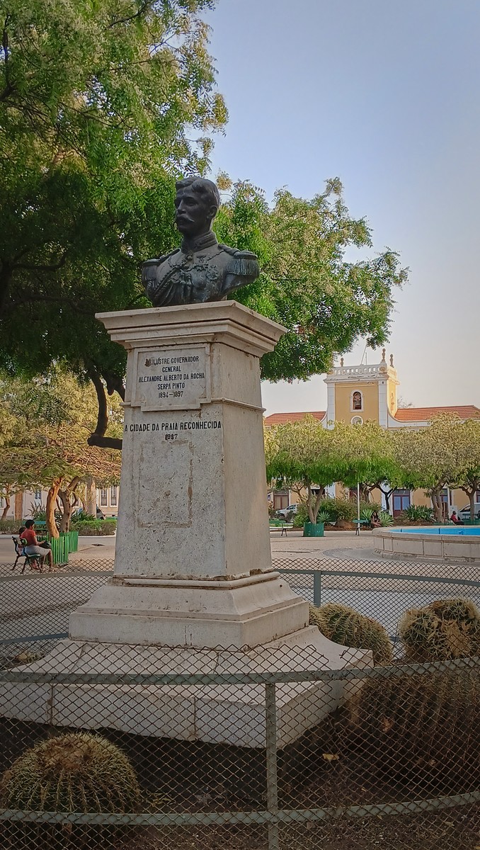 Estátua de Serpa Pinto e Câmara Municipal
