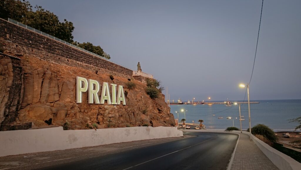Letras PRAIA, na Cidade da Praia