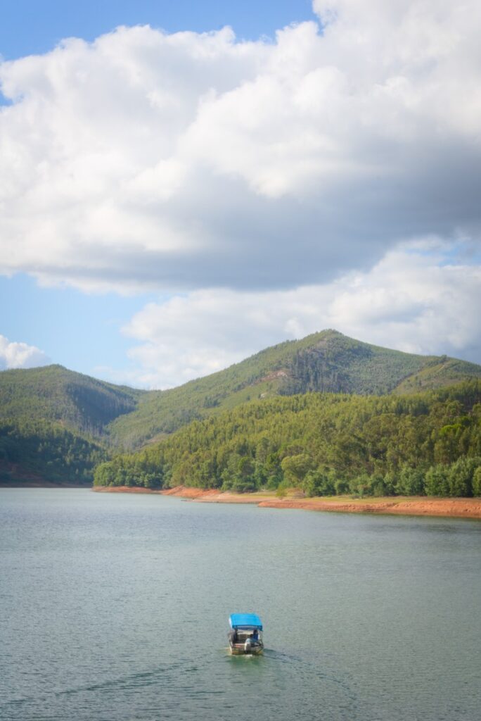 Passeio de barco no rio