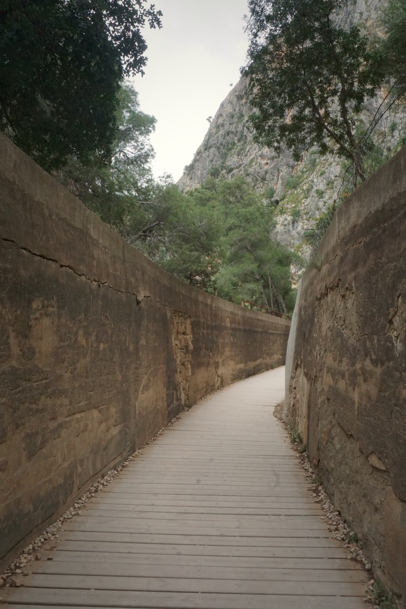 Caminho entre paredes