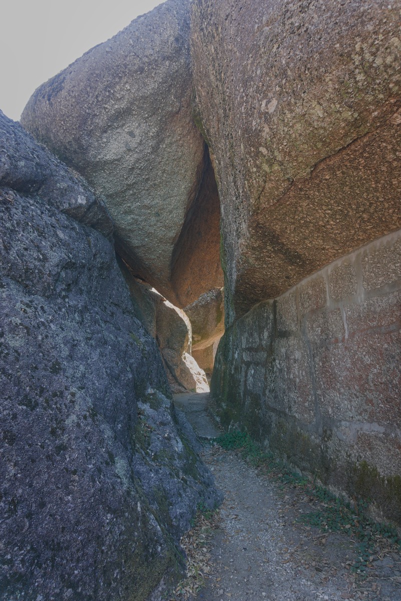 Passagem entre penedos até ao miradouro